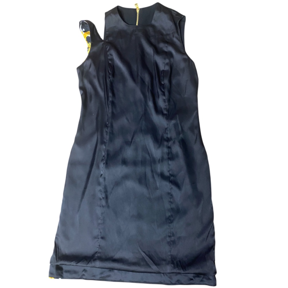 Versace Dress with Gold Medusa
Zipper.(NO TAGS NAME) 💯 authentic - Picture 8 of 11